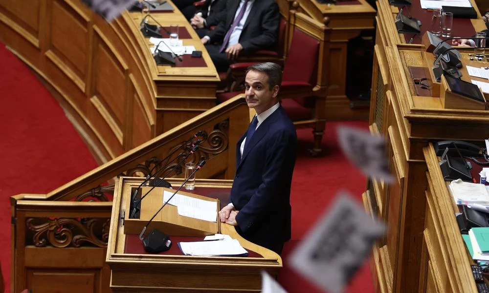 Πέταξαν τρικάκια στη Βουλή με το σύνθημα «Φύγετε τώρα!» πριν από την ομιλία του Μητσοτάκη (βίντεο)